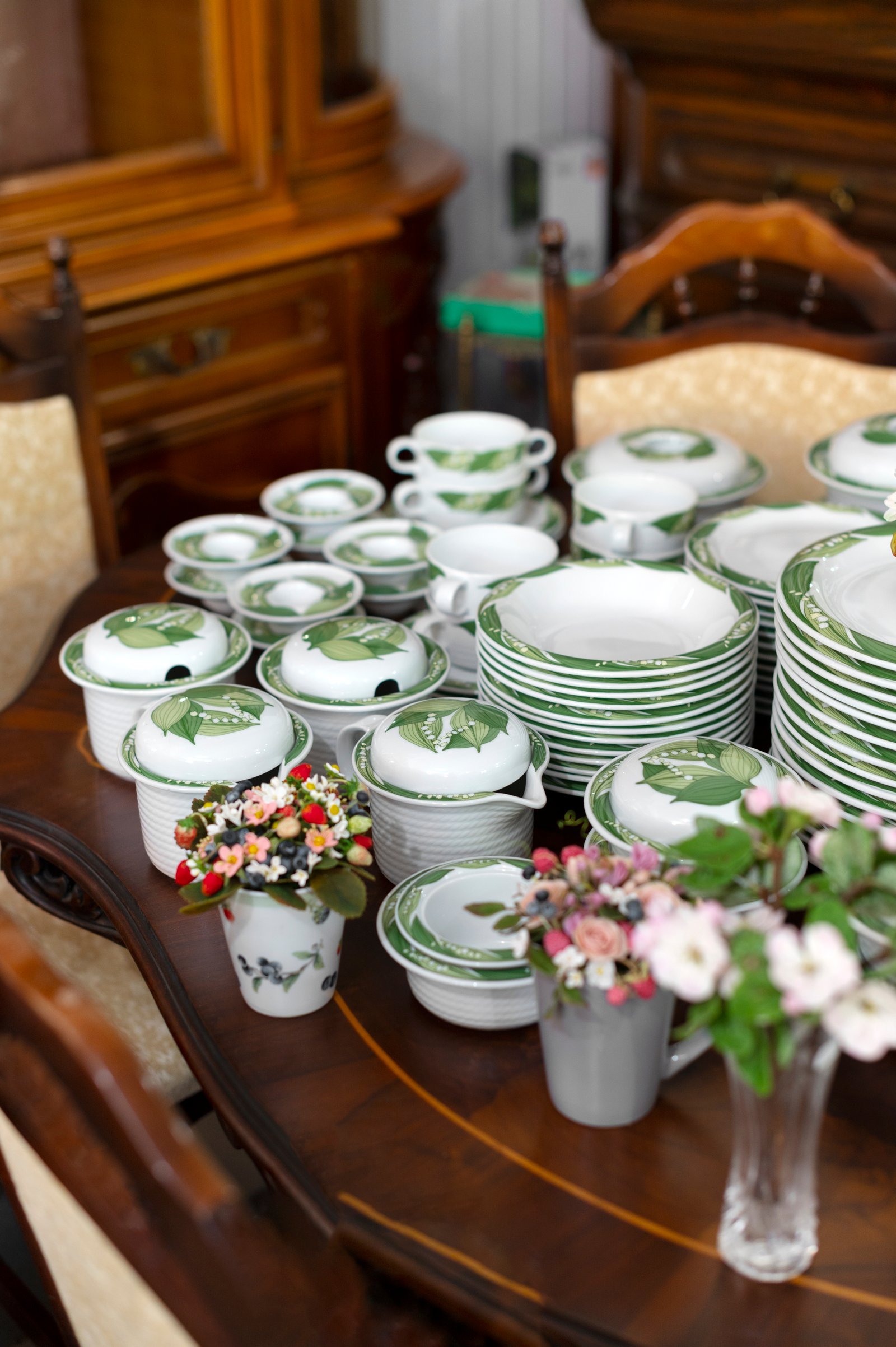 high-angle-crockery-antique-store (1)